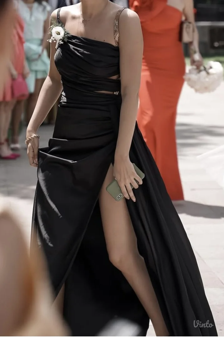 Elegantna crna haljina