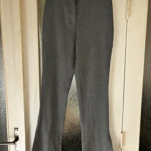 Zara- sive pantalone