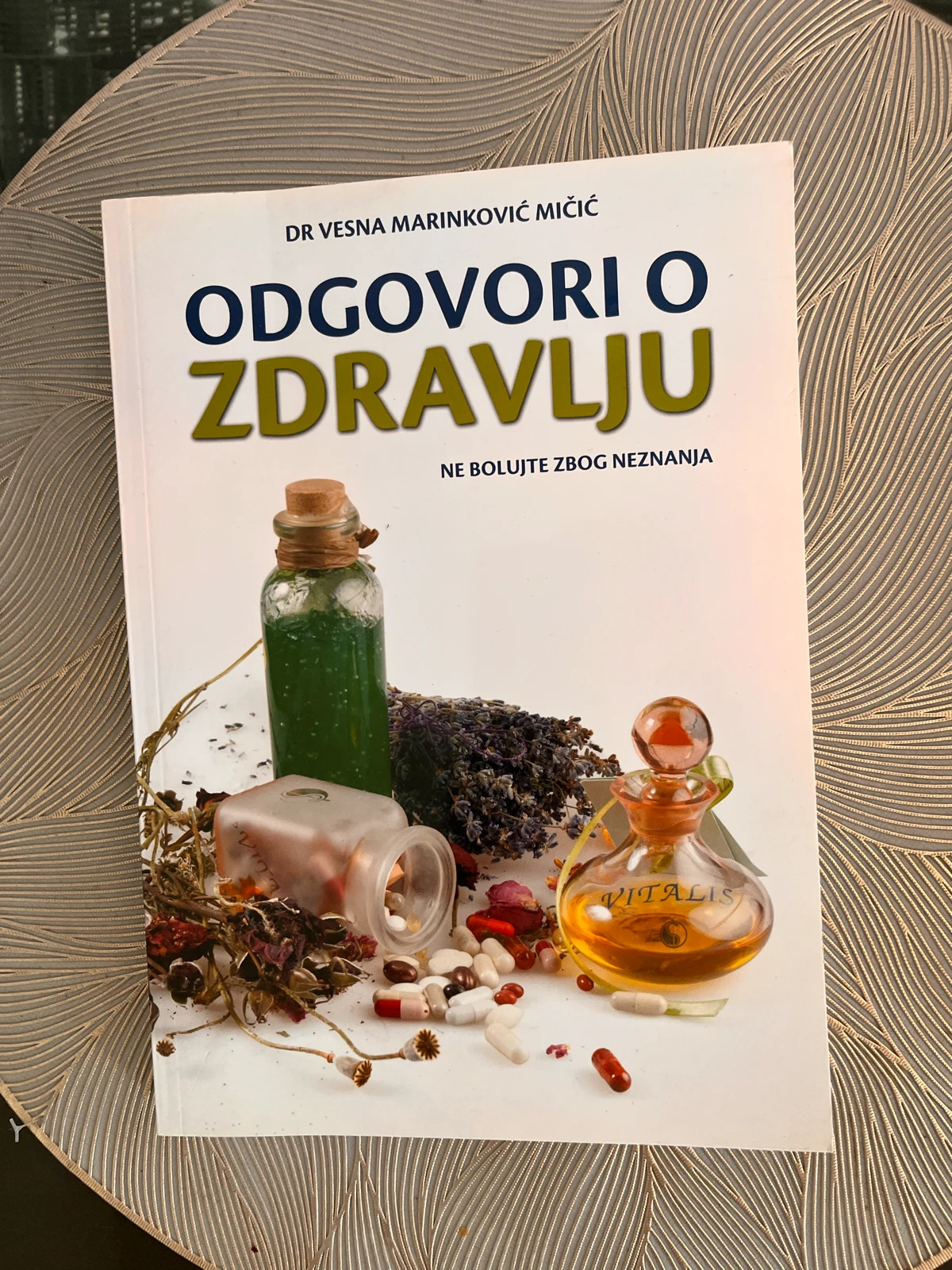 Prodajem 3 knjige iz akupunkture autorke i doktorke dr Vesne Marinković-Mičić