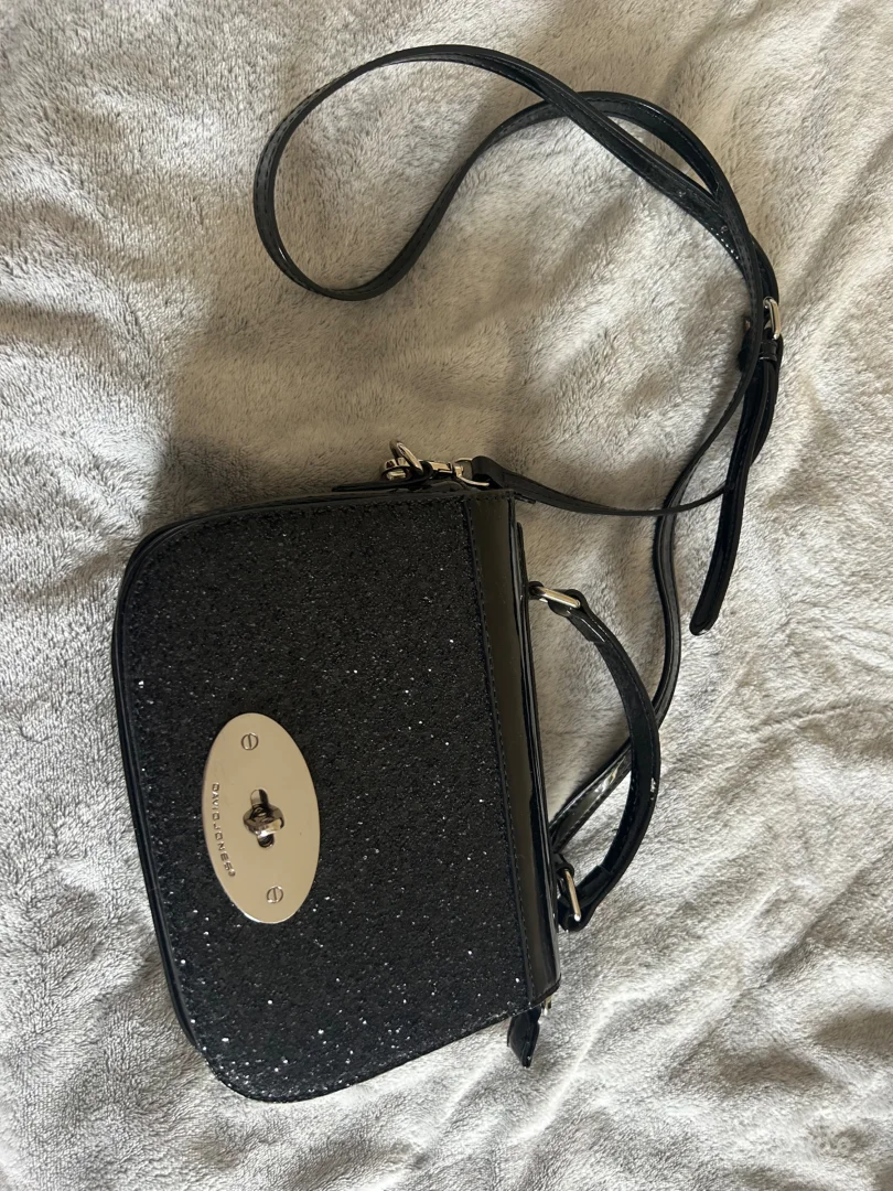 Crna sljokicava David Jones torbica