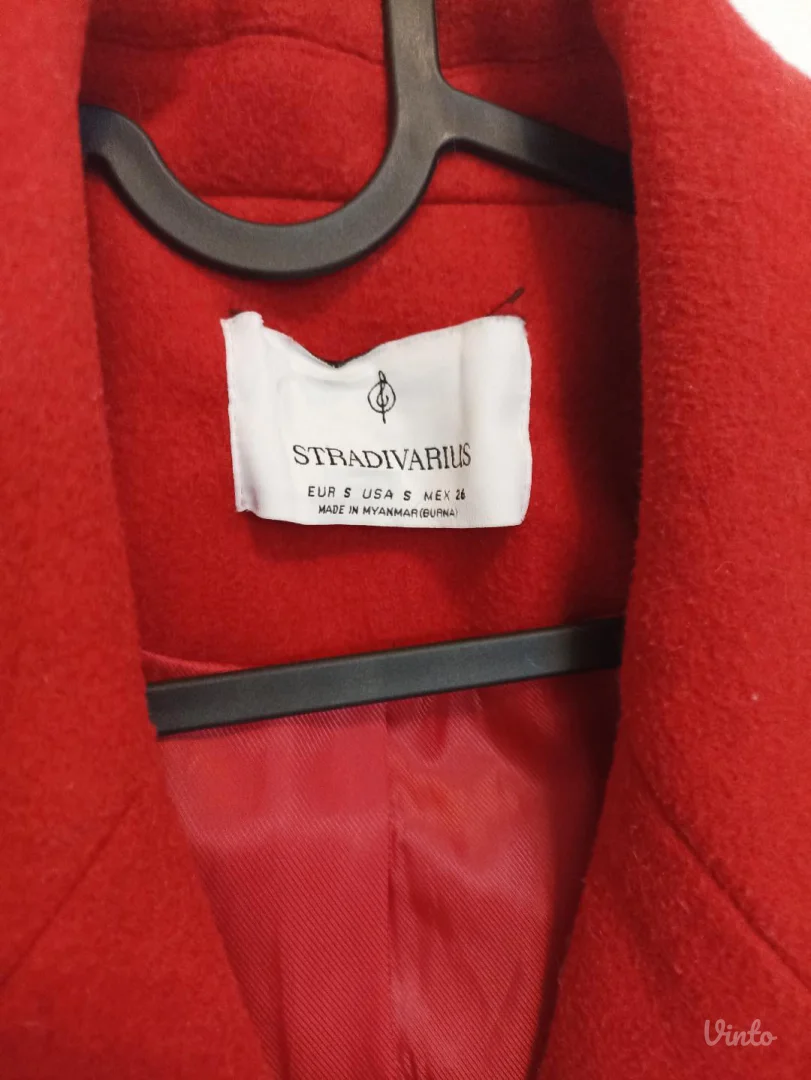 Crveni Strasivarijus kaput