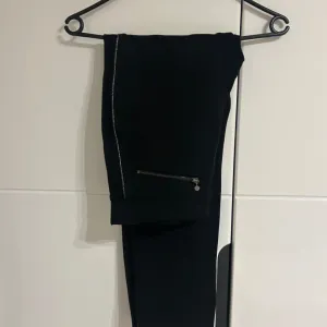 Pantalone sa strasom
