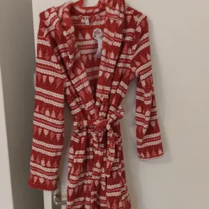 Bademantil NOV!