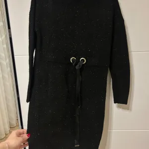 Šljokičava haljina dzemper