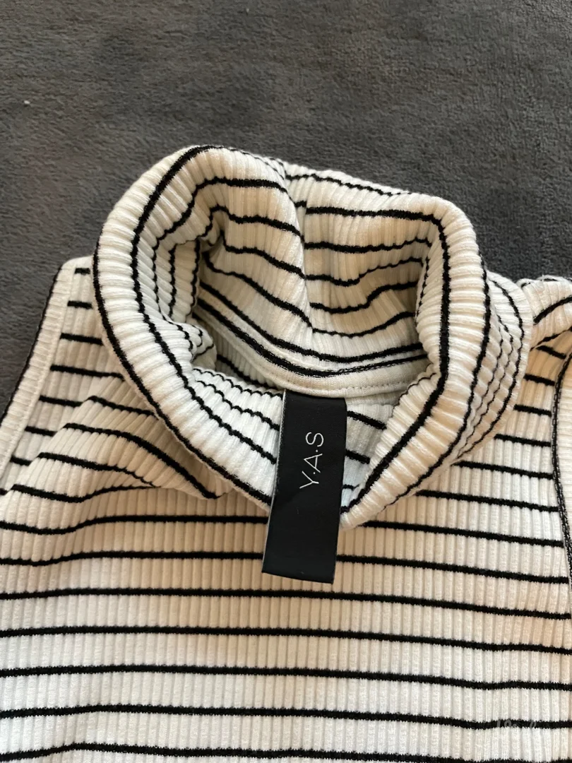 YAS ženski crop top sa rolkom