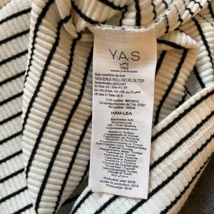 YAS ženski crop top sa rolkom