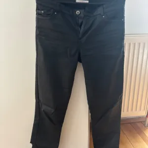 imitacija kožnih pantalona