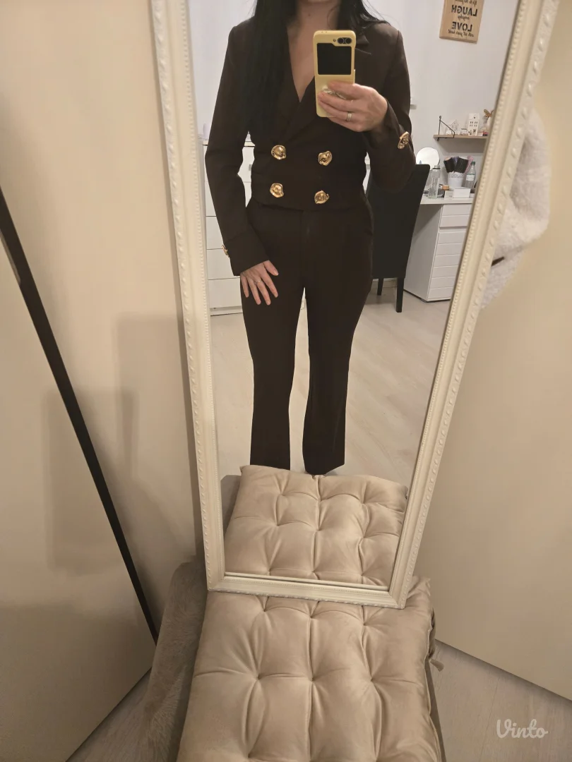 Braon odelo sa zlatnim detaljima