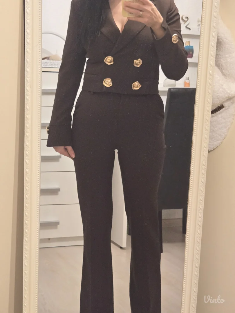 Braon odelo sa zlatnim detaljima