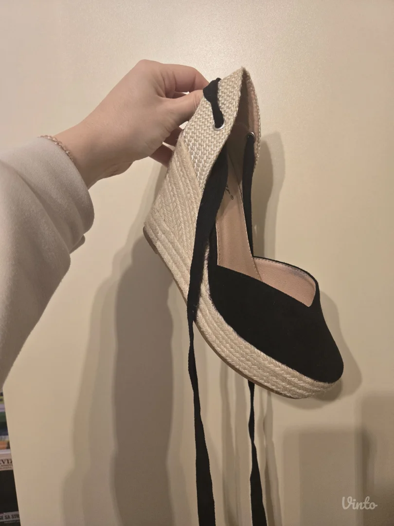 Polusandale sa platformom