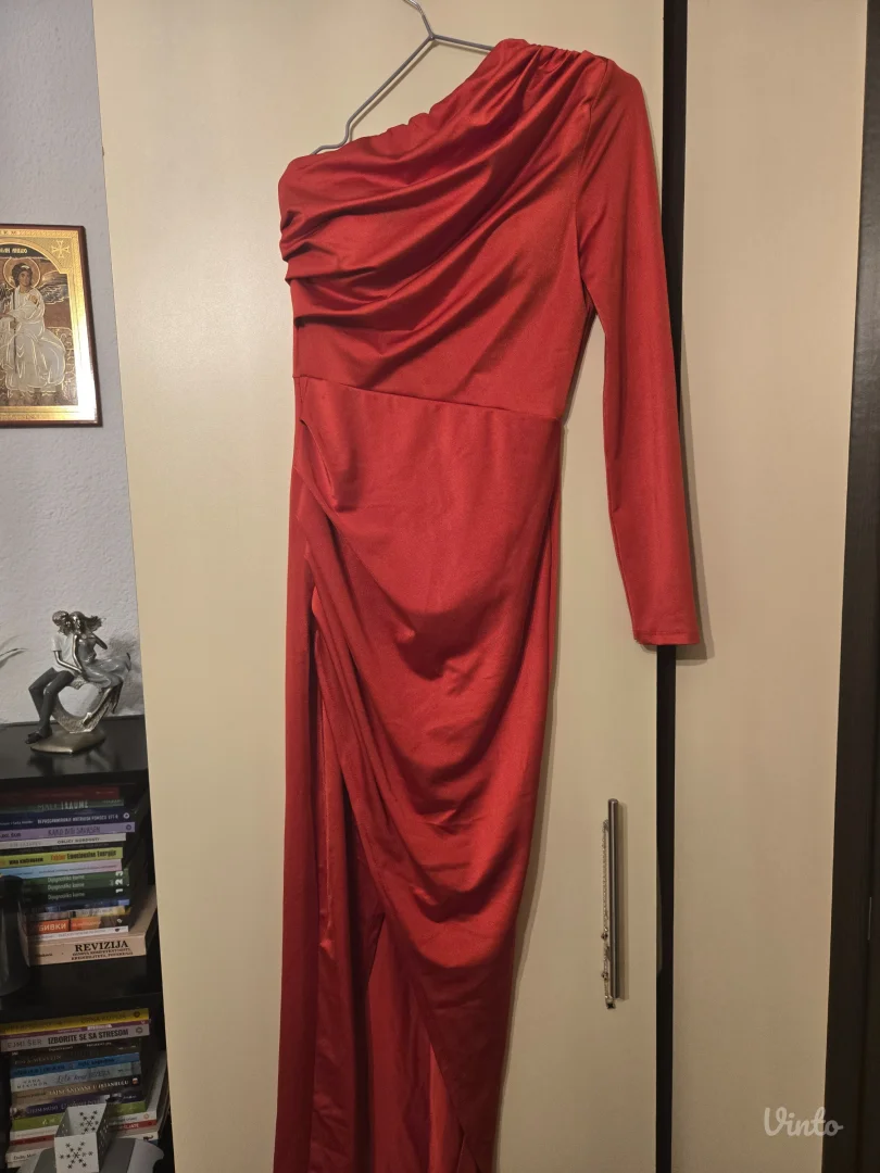 Svecana crvena haljina