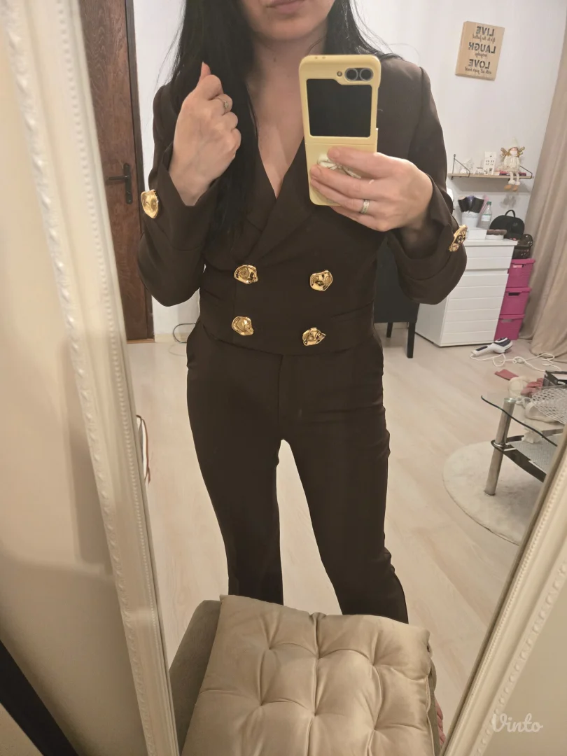 Braon odelo sa zlatnim detaljima