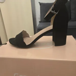 Crne sandale od velura