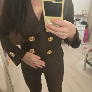 Braon odelo sa zlatnim detaljima