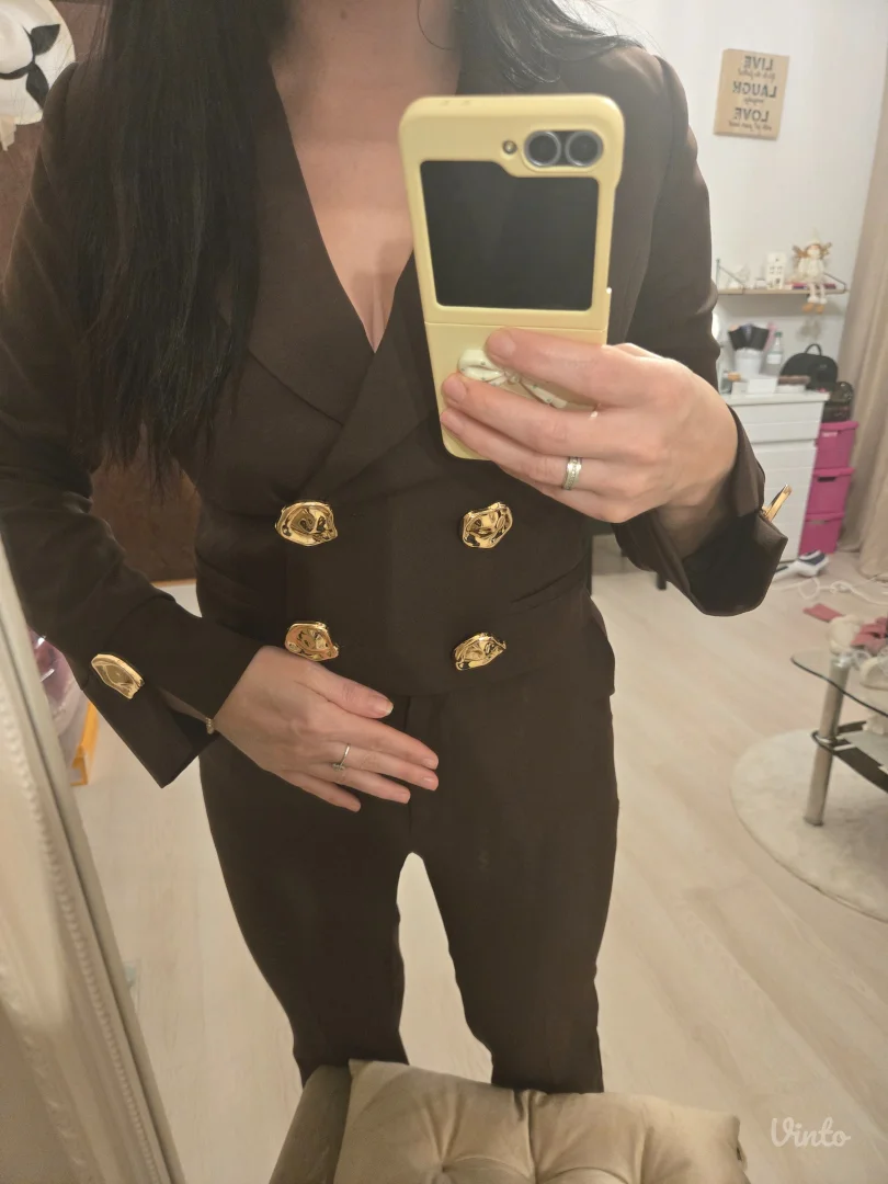 Braon odelo sa zlatnim detaljima