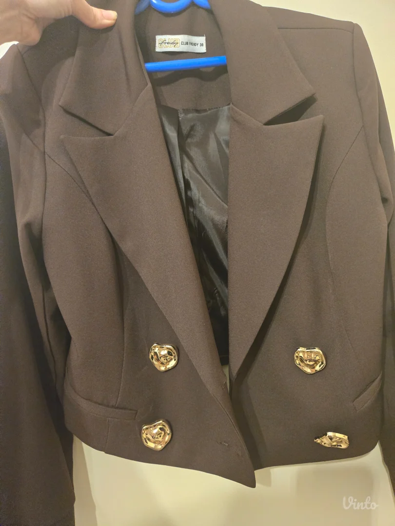 Braon odelo sa zlatnim detaljima