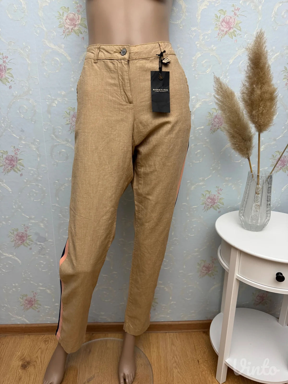 Maison Scotch Pantalone, Novo sa etiketom