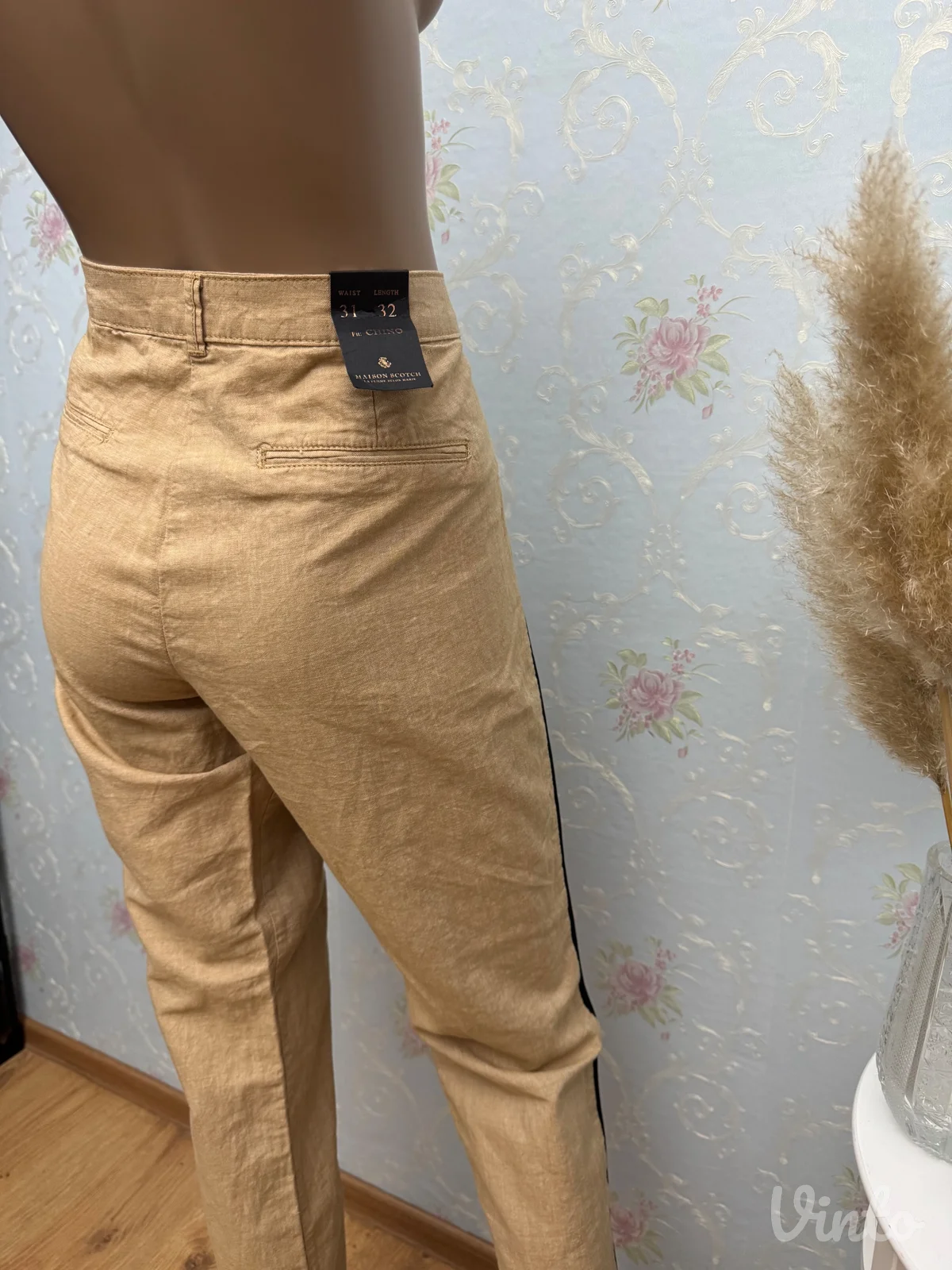 Maison Scotch Pantalone, Novo sa etiketom