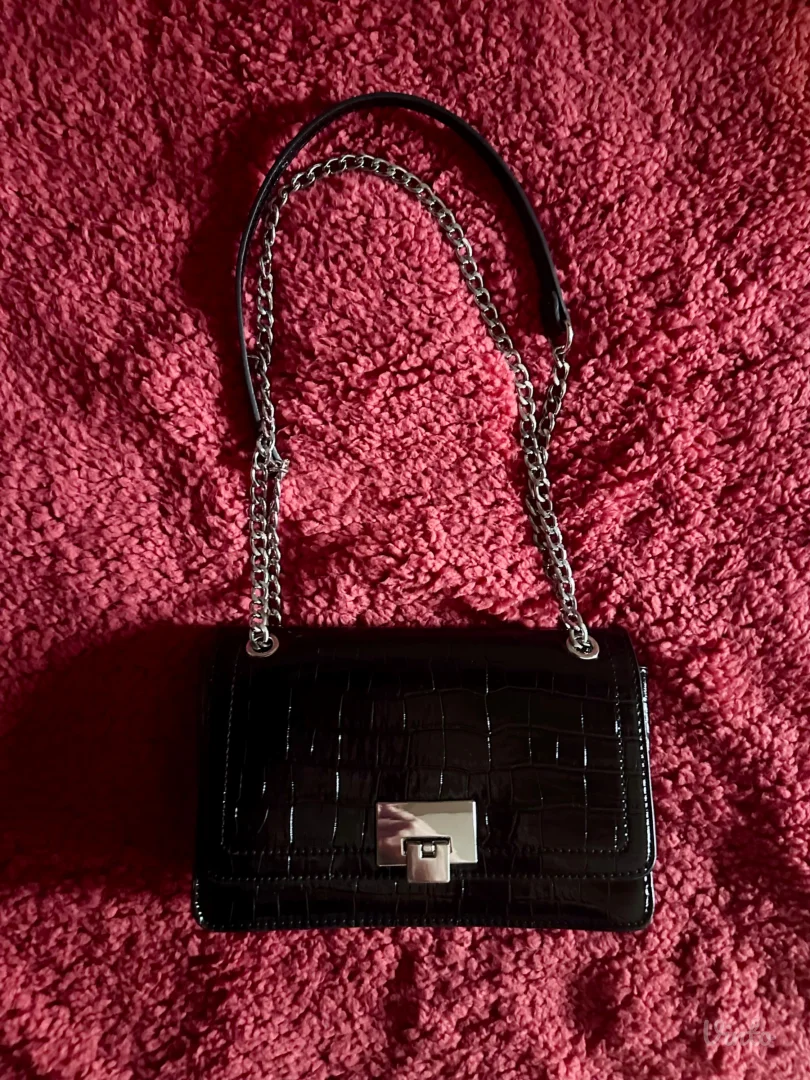 Lakovana crna torbica