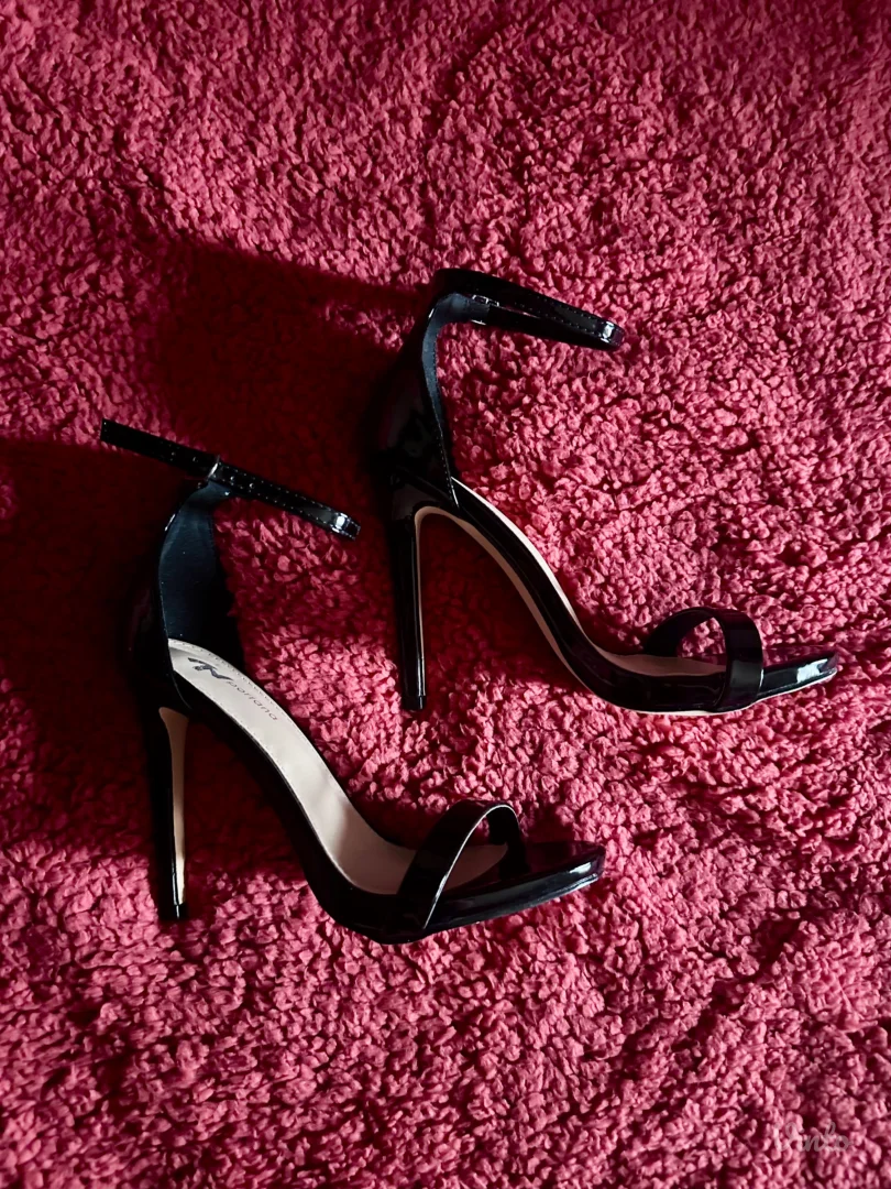 Elegantne crne sandale