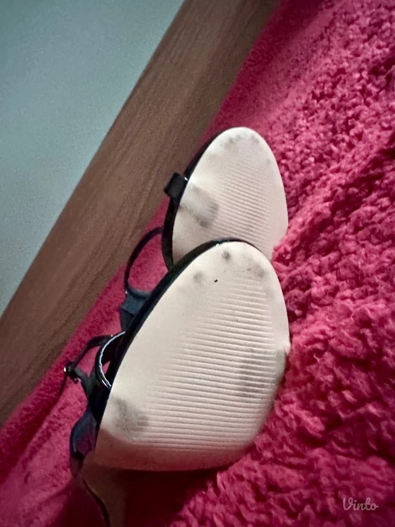 Elegantne crne sandale