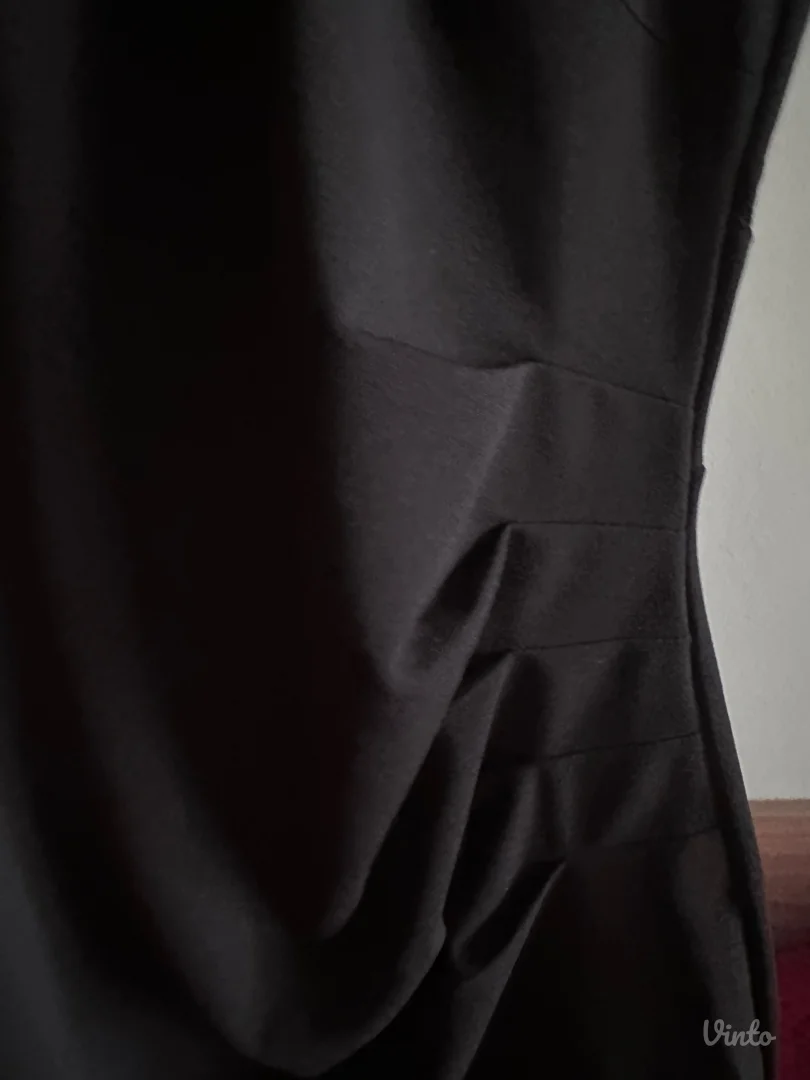 Elegantna crna haljina