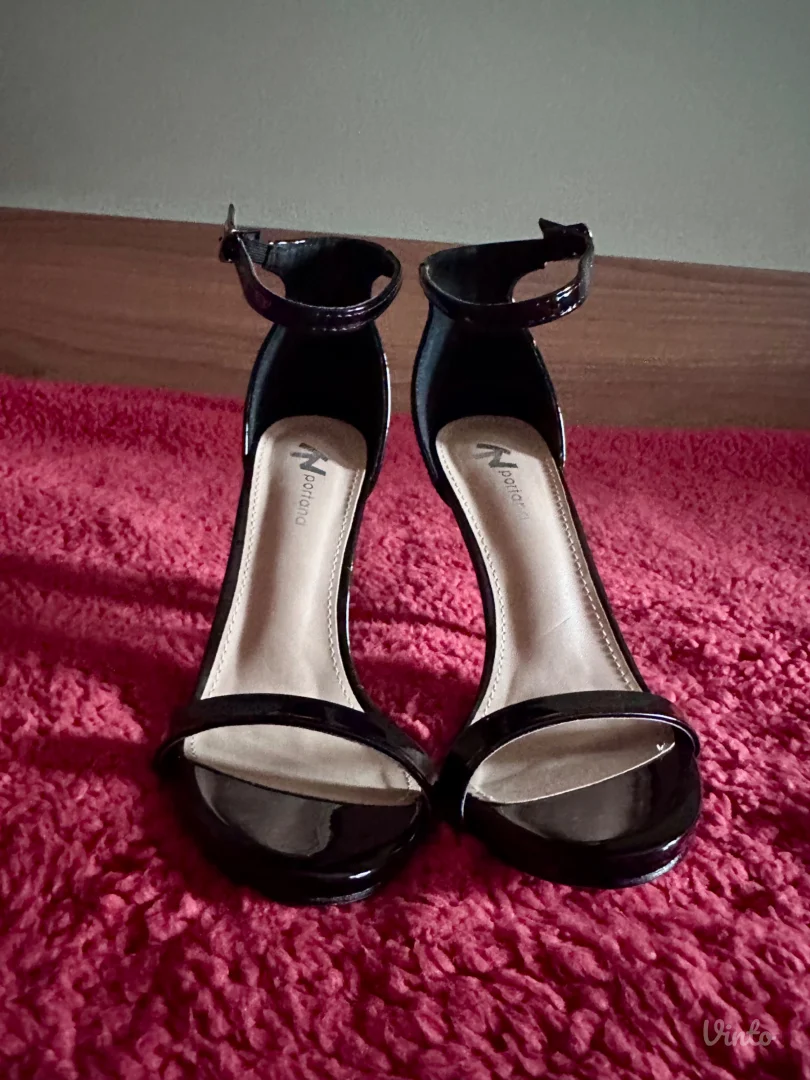 Elegantne crne sandale