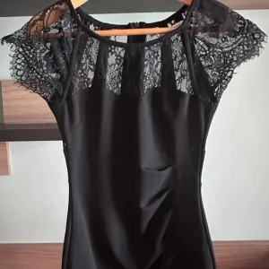 Elegantna crna haljina