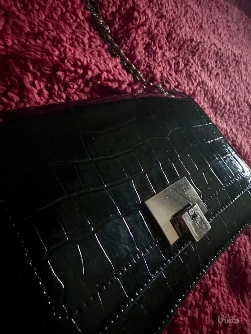 Lakovana crna torbica