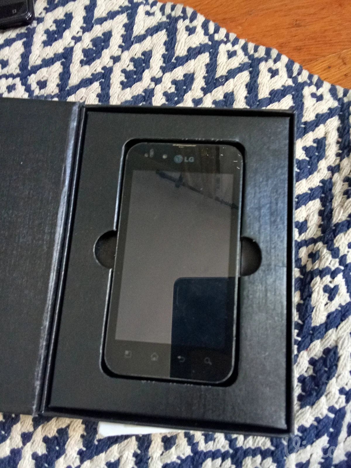 LG mobilni telefon