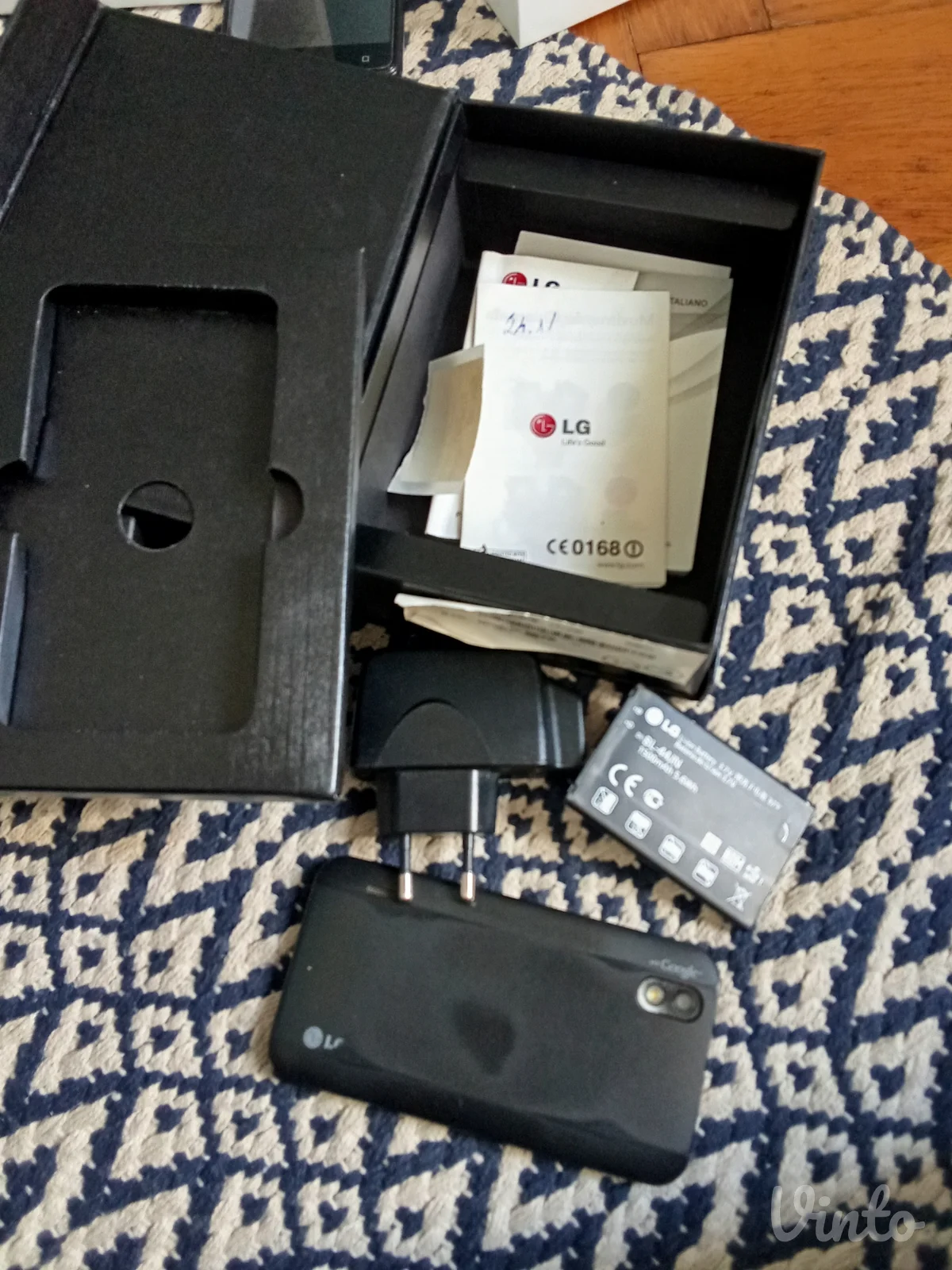 LG mobilni telefon