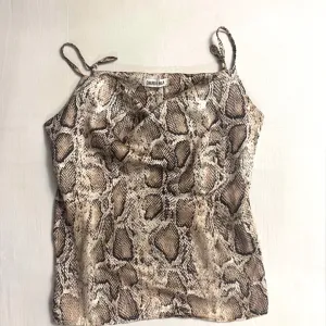 Zmijski print top