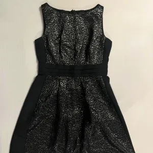 Crno zlatna mini haljina