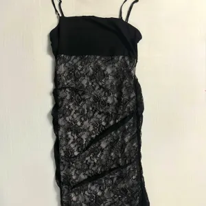 Elegantna crna mini haljina