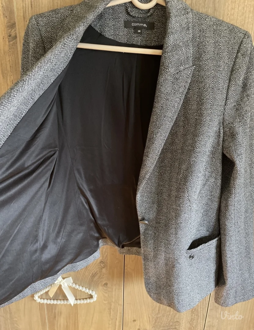 COMMA predobar sivi sako nekoriscen 38