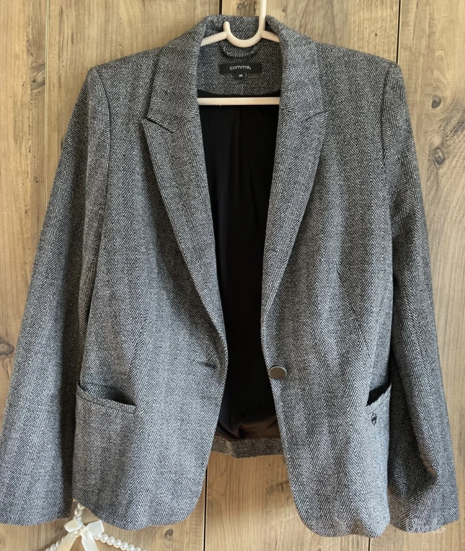 COMMA predobar sivi sako nekoriscen 38