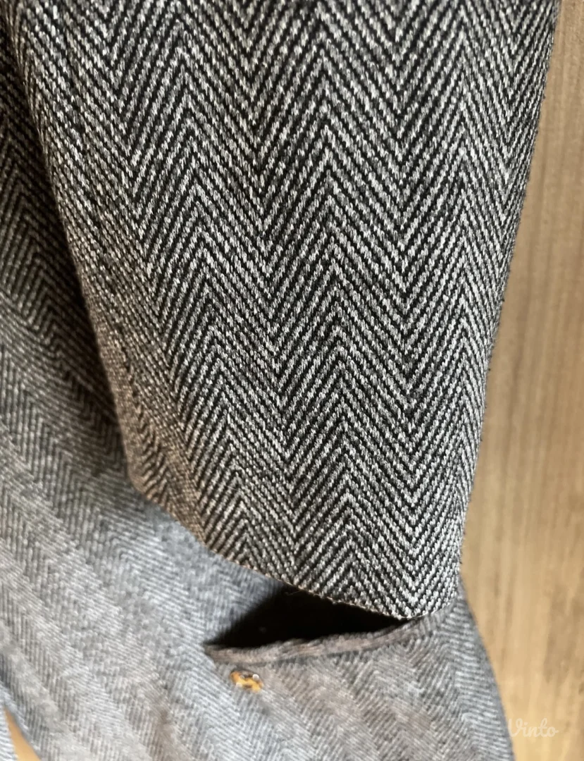 COMMA predobar sivi sako nekoriscen 38