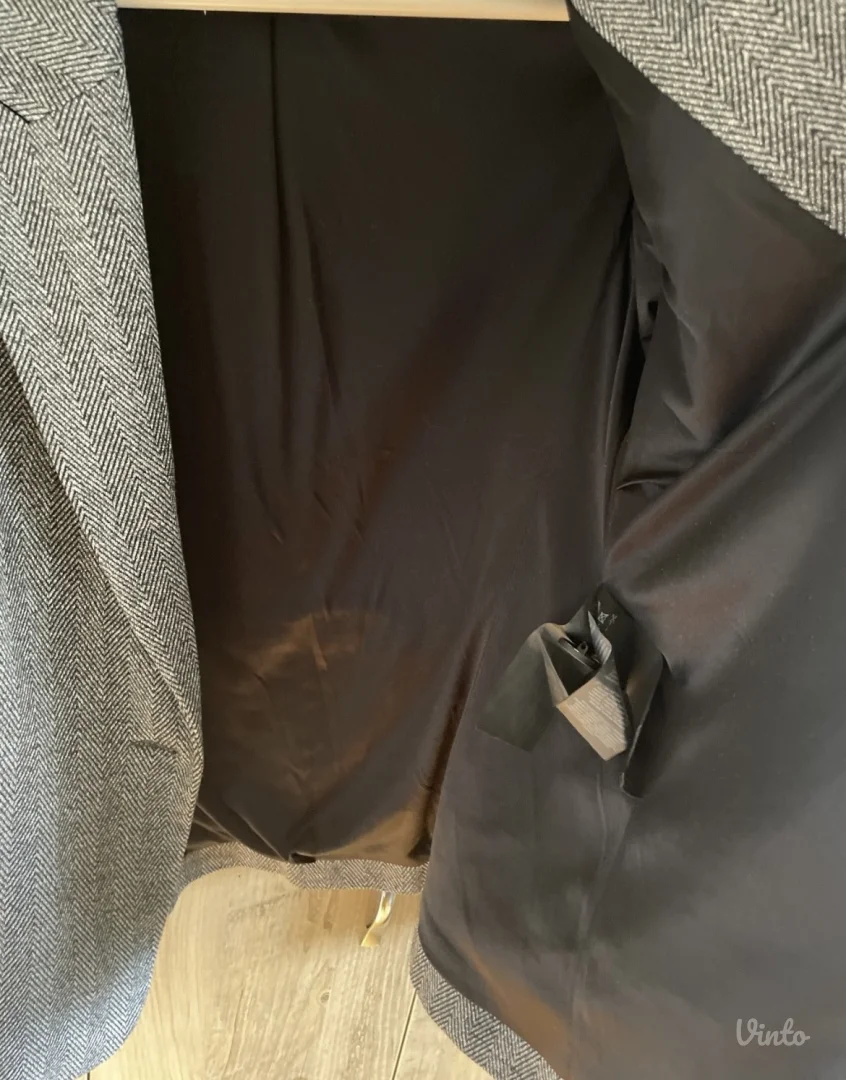 COMMA predobar sivi sako nekoriscen 38