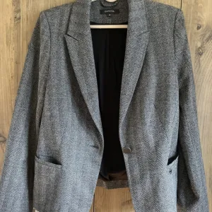 COMMA predobar sivi sako nekoriscen 38