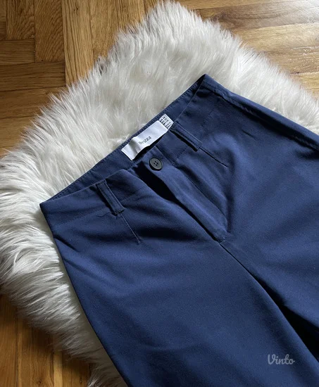 NOVO Bershka pantalone na crtu vel.XS