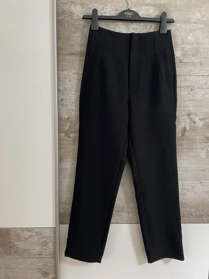 Stradivarius crne pantalone vel.XS