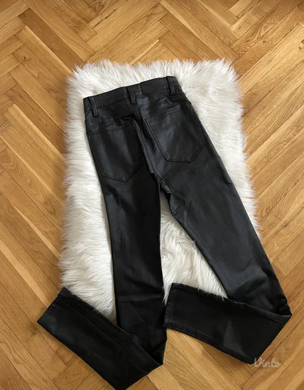 NOVO Stradivarius voskirane pantalone vel.XS
