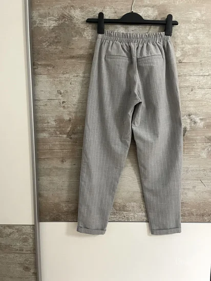 Bershka sive pantalone na crtu vel.XS
