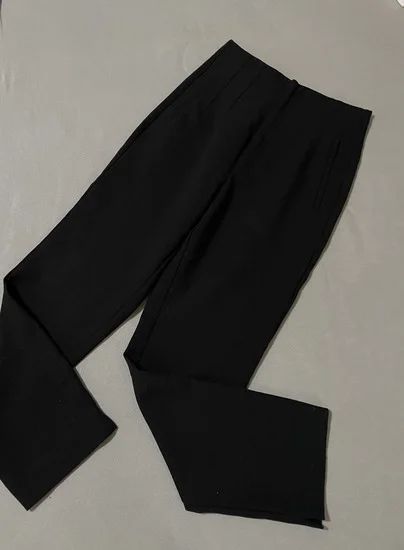 Stradivarius crne pantalone vel.XS