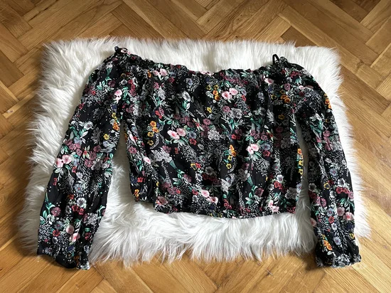 H&M off shoulder crop bluza vel.S