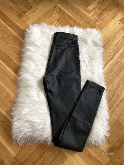 NOVO Stradivarius voskirane pantalone vel.XS