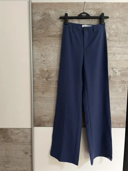 NOVO Bershka pantalone na crtu vel.XS