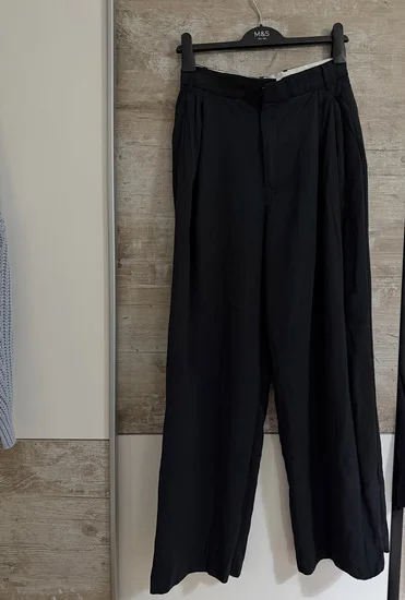 ZARA crne pantalone vel.XS/S
