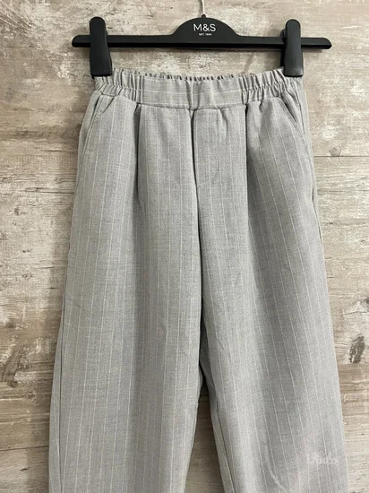 Bershka sive pantalone na crtu vel.XS