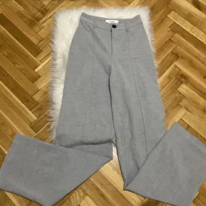 NOVO Pull&Bear pantalone na crtu vel.XS